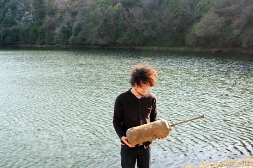 永井真介、春の池で農薬散布器を拾う